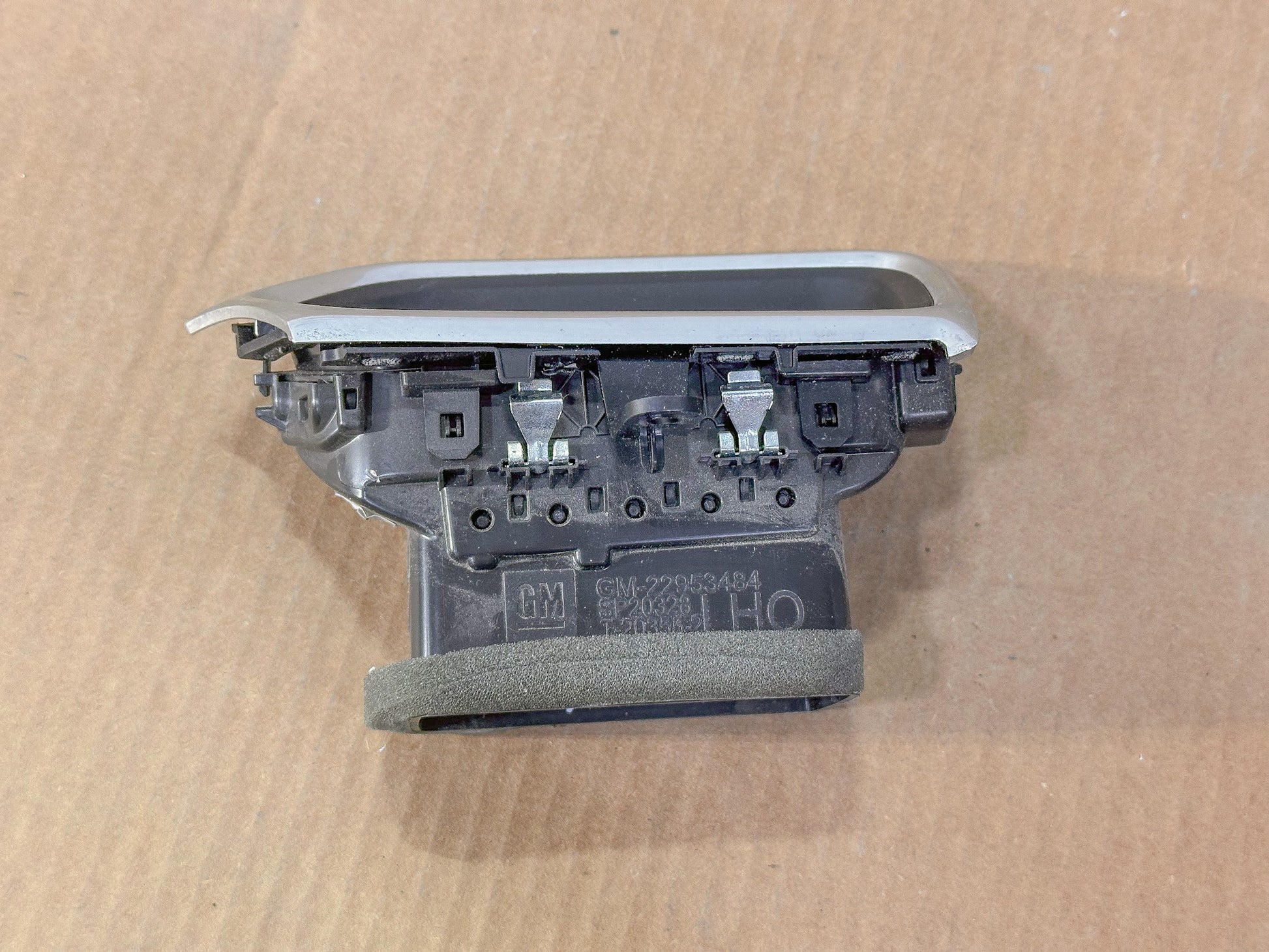 2018-2024 Chevrolet Equinox Dashboard Left Vent Grille  22953484 - view 5