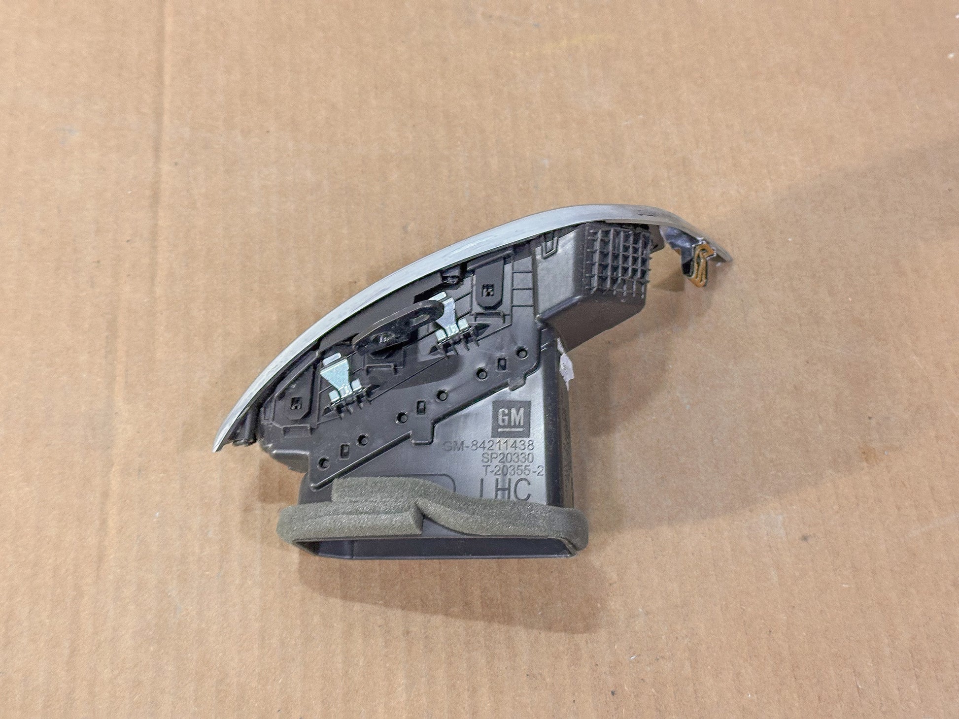 2018-2024 Chevrolet Equinox Dashboard Center Left Vent Grille 84211438 - view 5