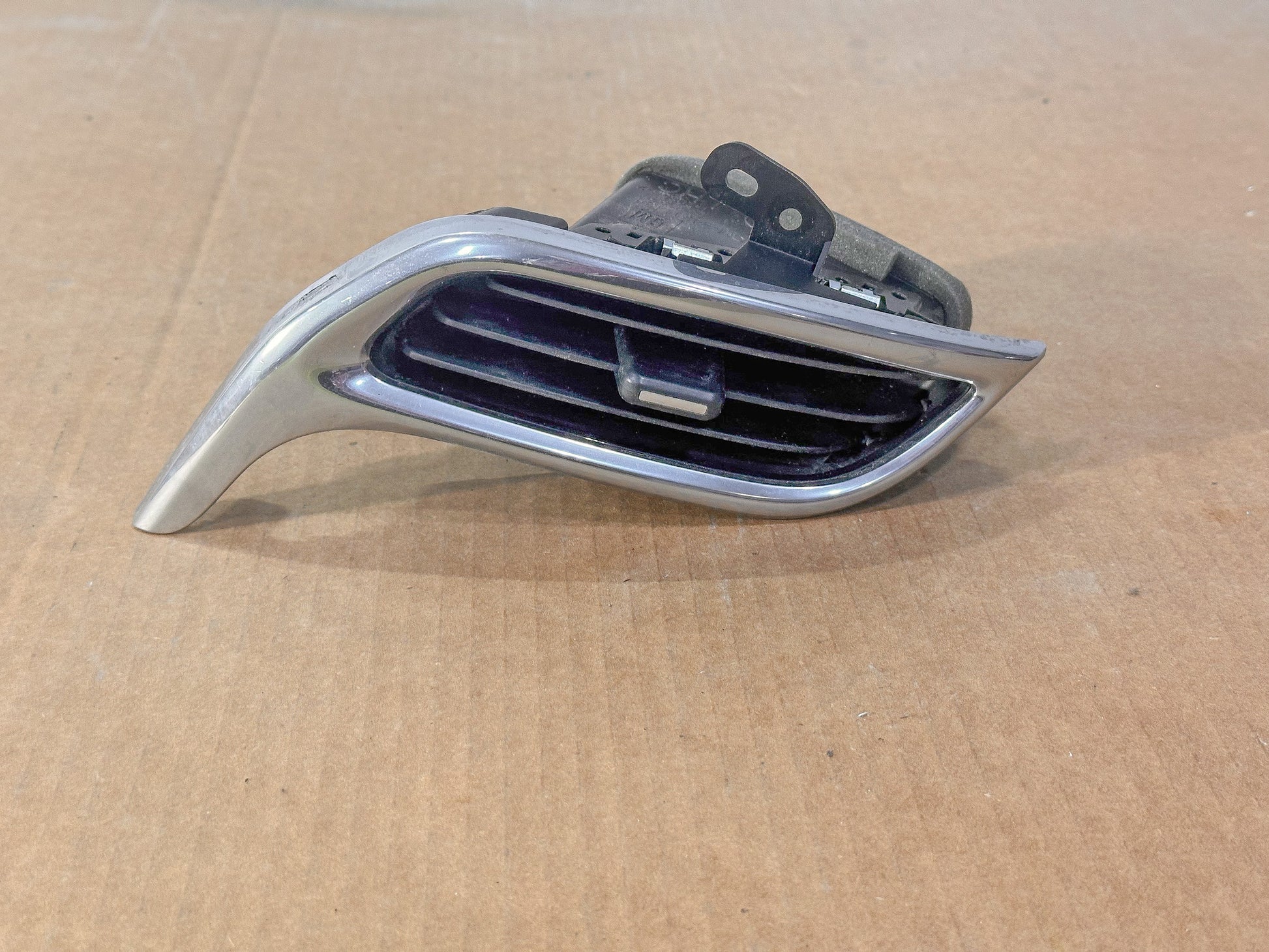 2018-2024 Chevrolet Equinox Dashboard Center Left Vent Grille 84211438 - view 2