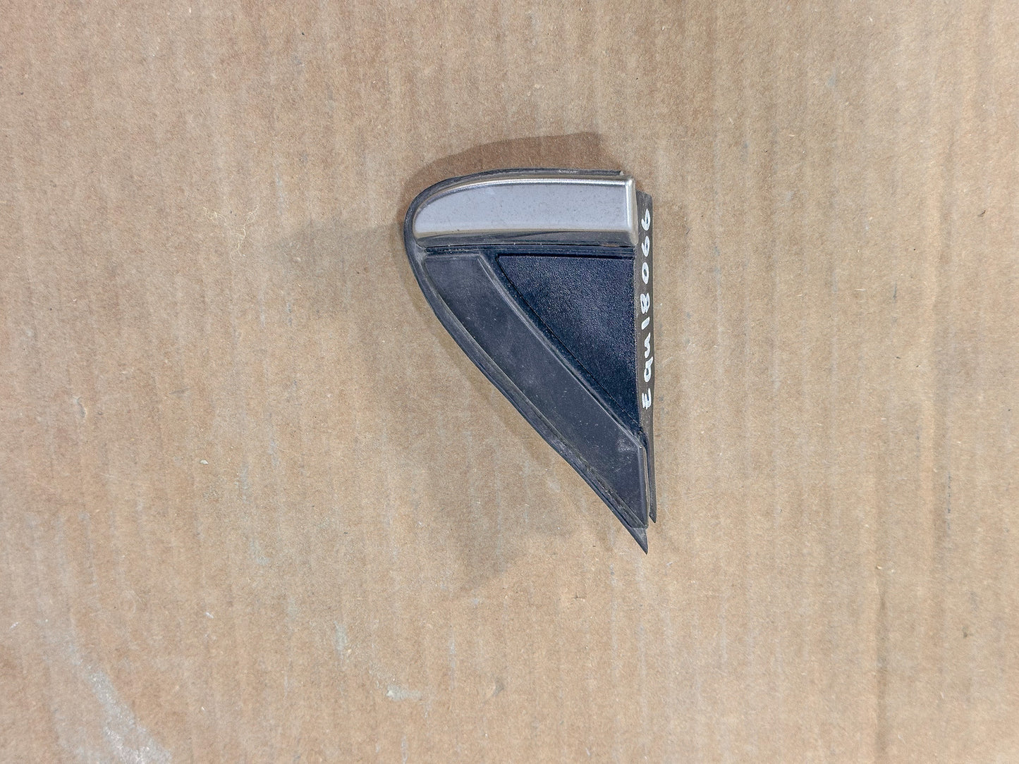 2018-2023 Chevrolet Equinox Front Right Passenger Side Fender Upper Molding 84107341 - view 3