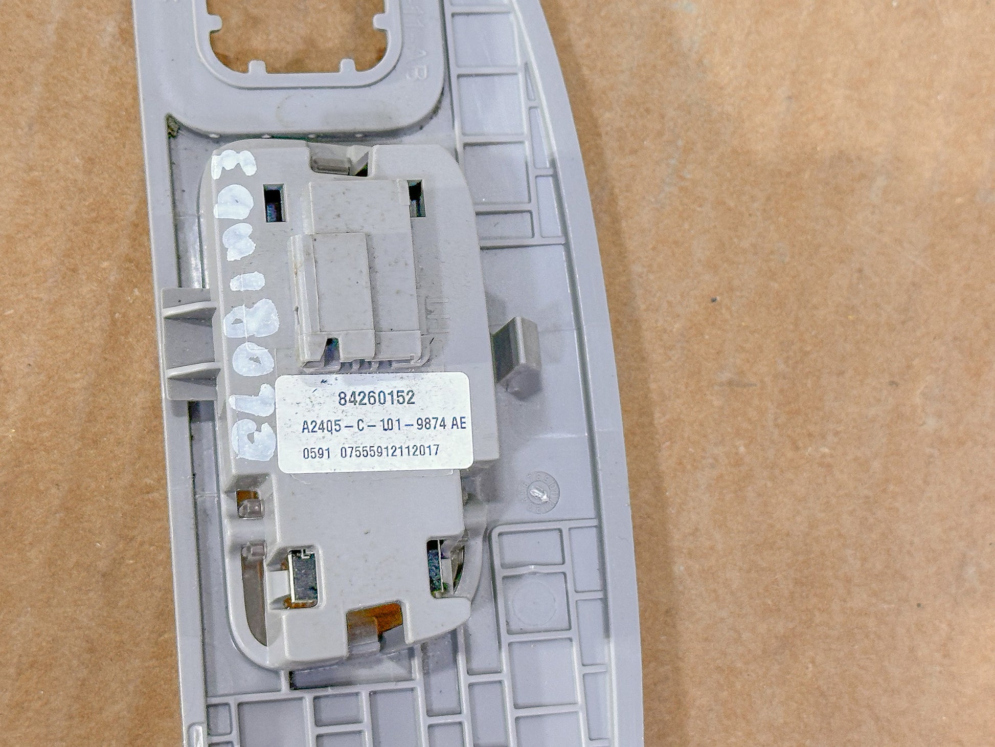 2018-2024 Chevrolet Equinox Left Driver Side Rear Reading Lamp 84260152, 42835071, 23302977 - view 4