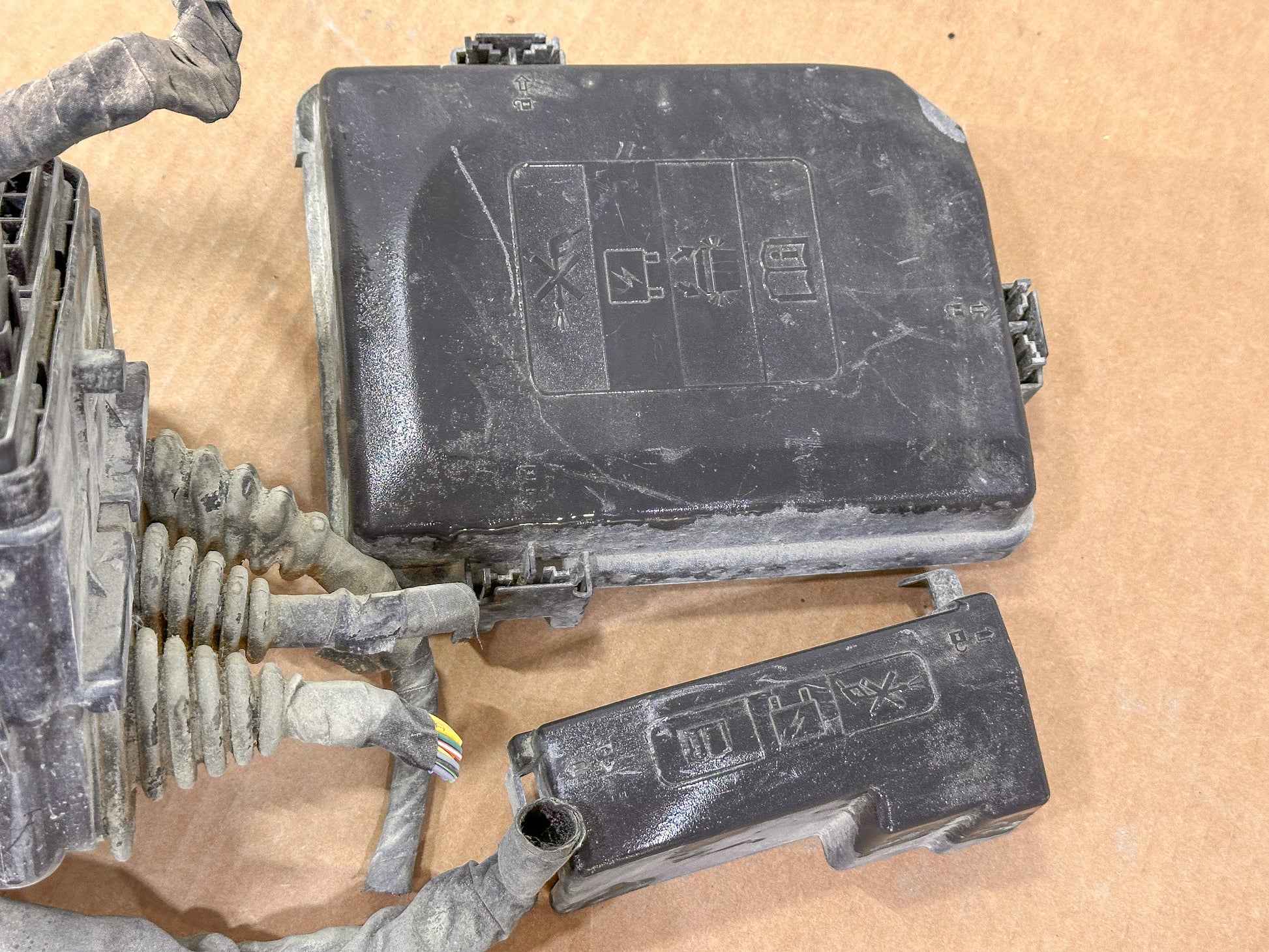 2018-2022 Chevrolet Equinox  Fuse Relay Box Junction Block OEM 84809671, 84582318 - view 3