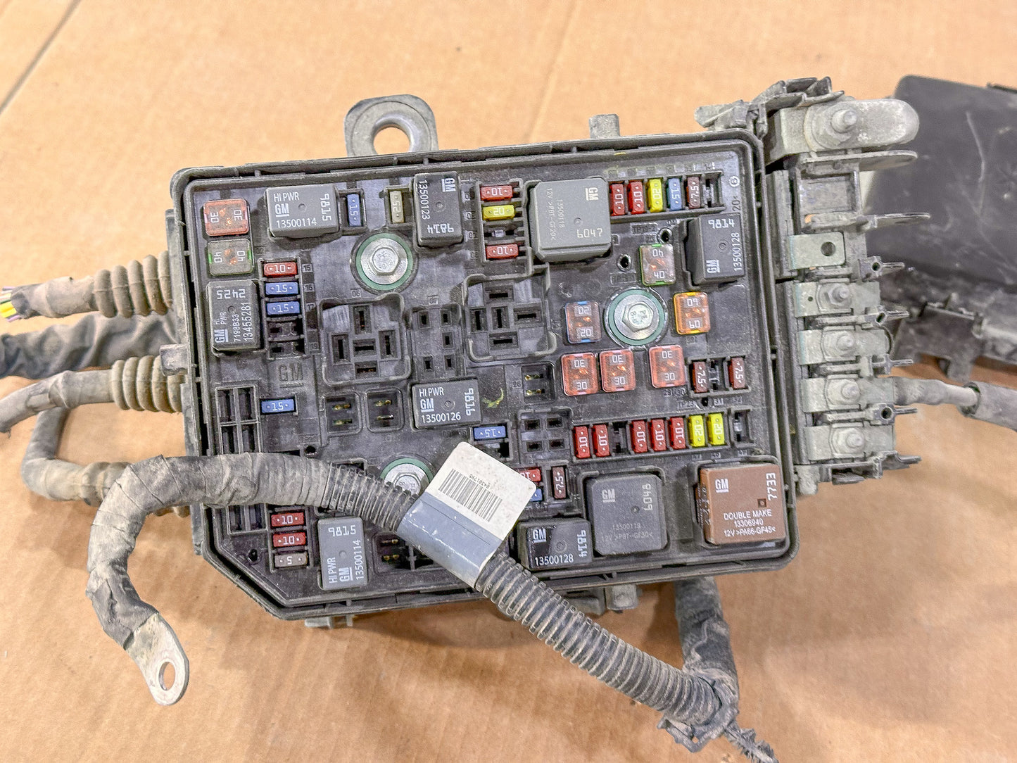 2018-2022 Chevrolet Equinox  Fuse Relay Box Junction Block OEM 84809671, 84582318