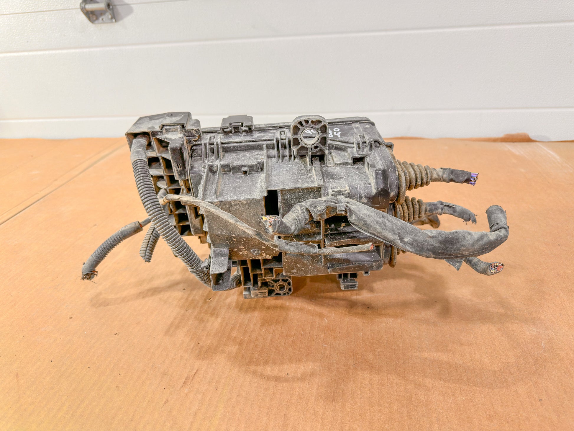 2018-2022 Chevrolet Equinox  Fuse Relay Box Junction Block OEM 84809671, 84582318 - view 7