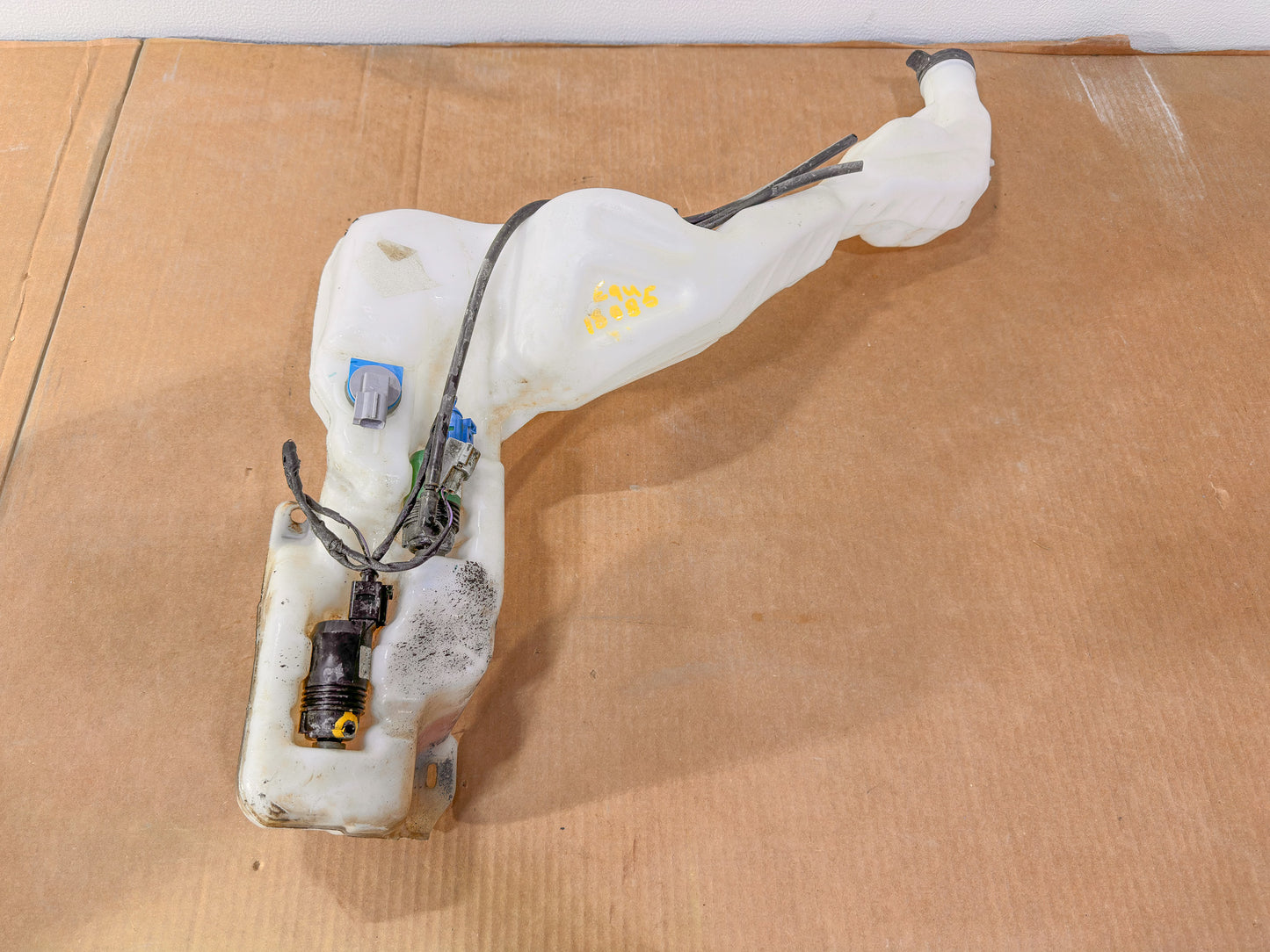2018-2024 Chevrolet Equinox Washer Fluid Reservoir. Washer reservoir. Water Res. 84768722, 84141107, 84265495 - view 2