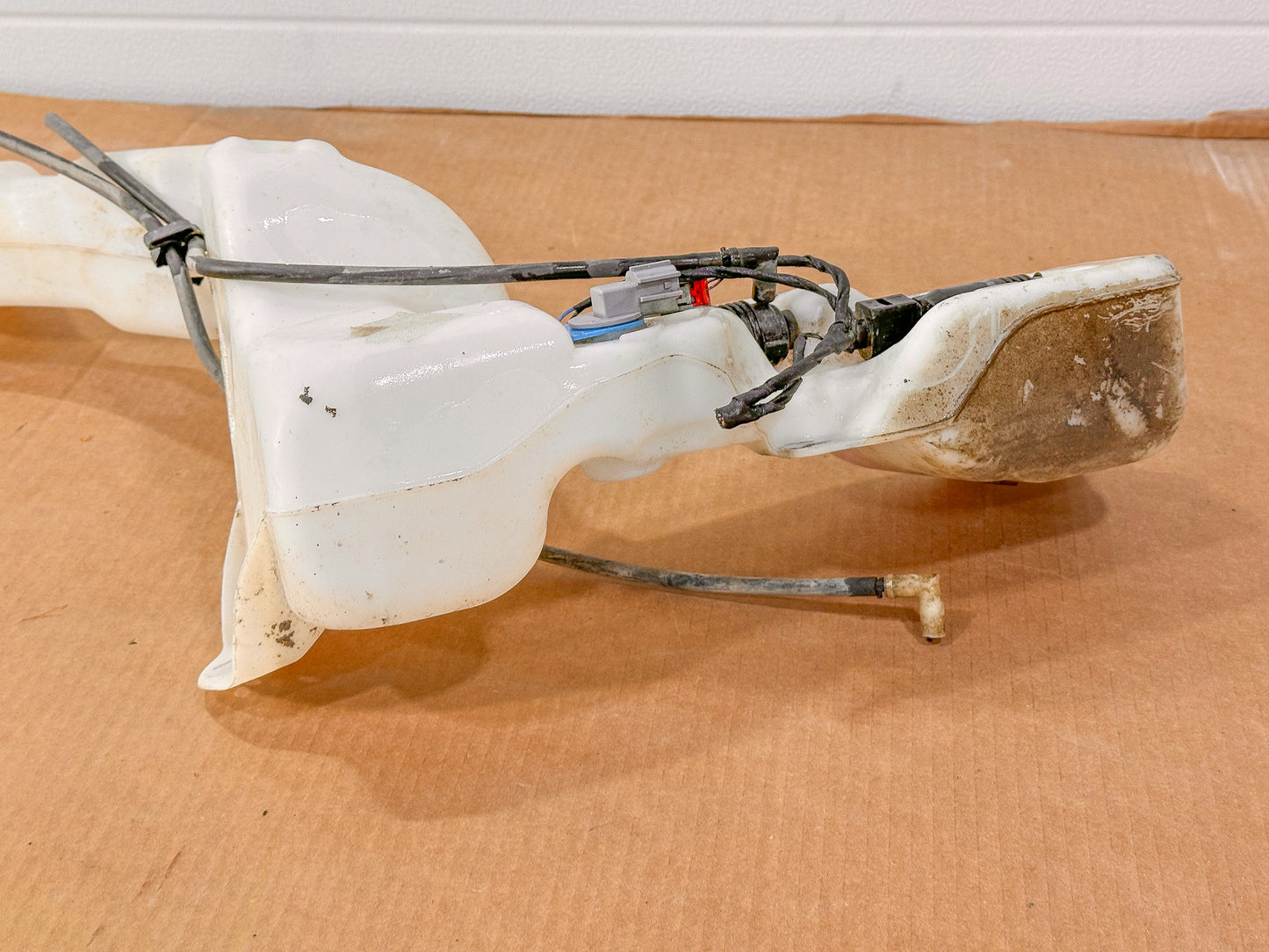 2018-2024 Chevrolet Equinox Washer Fluid Reservoir. Washer reservoir. Water Res. 84768722, 84141107, 84265495 - view 3