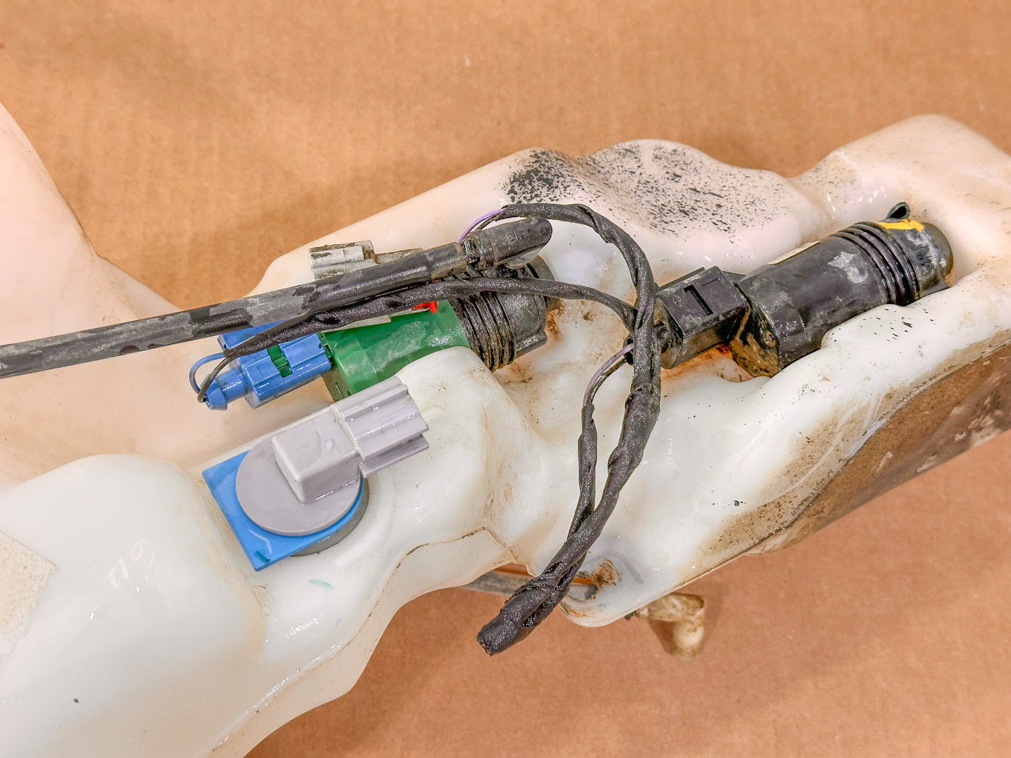 2018-2024 Chevrolet Equinox Washer Fluid Reservoir. Washer reservoir. Water Res. 84768722, 84141107, 84265495 - view 4