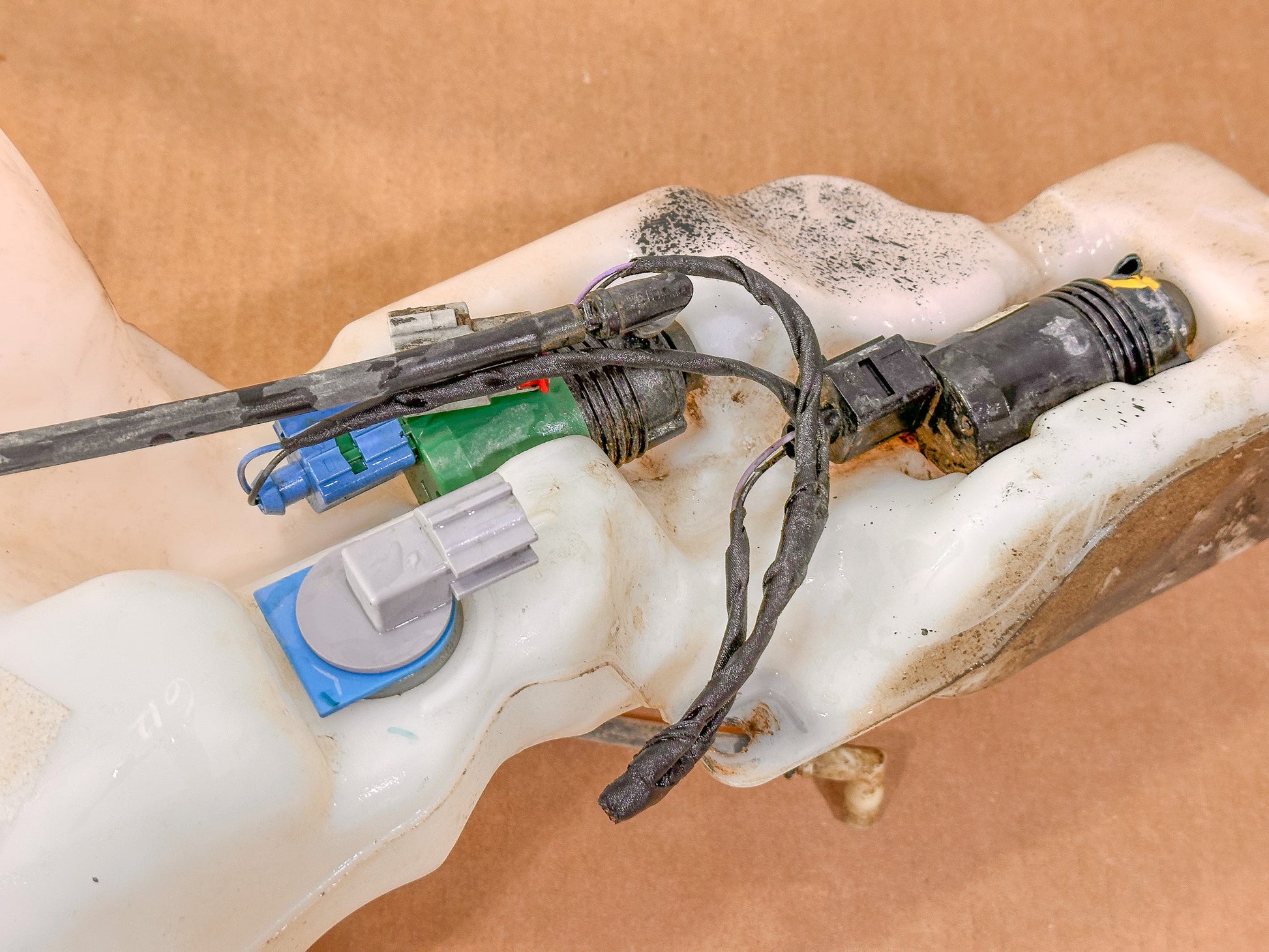 2018-2024 Chevrolet Equinox Washer Fluid Reservoir. Washer reservoir. Water Res. 84768722, 84141107, 84265495 - view 4