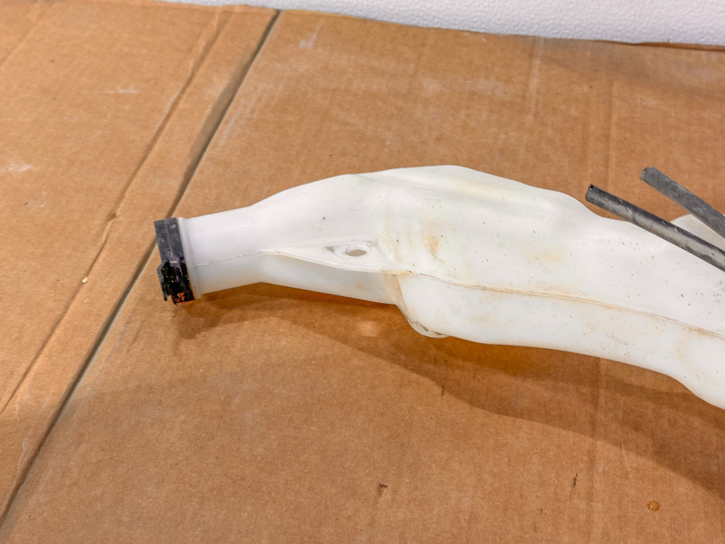 2018-2024 Chevrolet Equinox Washer Fluid Reservoir. Washer reservoir. Water Res. 84768722, 84141107, 84265495 - view 5