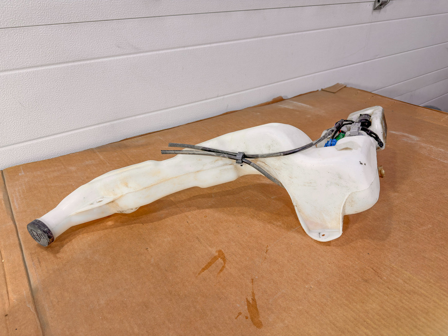 2018-2024 Chevrolet Equinox Washer Fluid Reservoir. Washer reservoir. Water Res. 84768722, 84141107, 84265495 - view 6