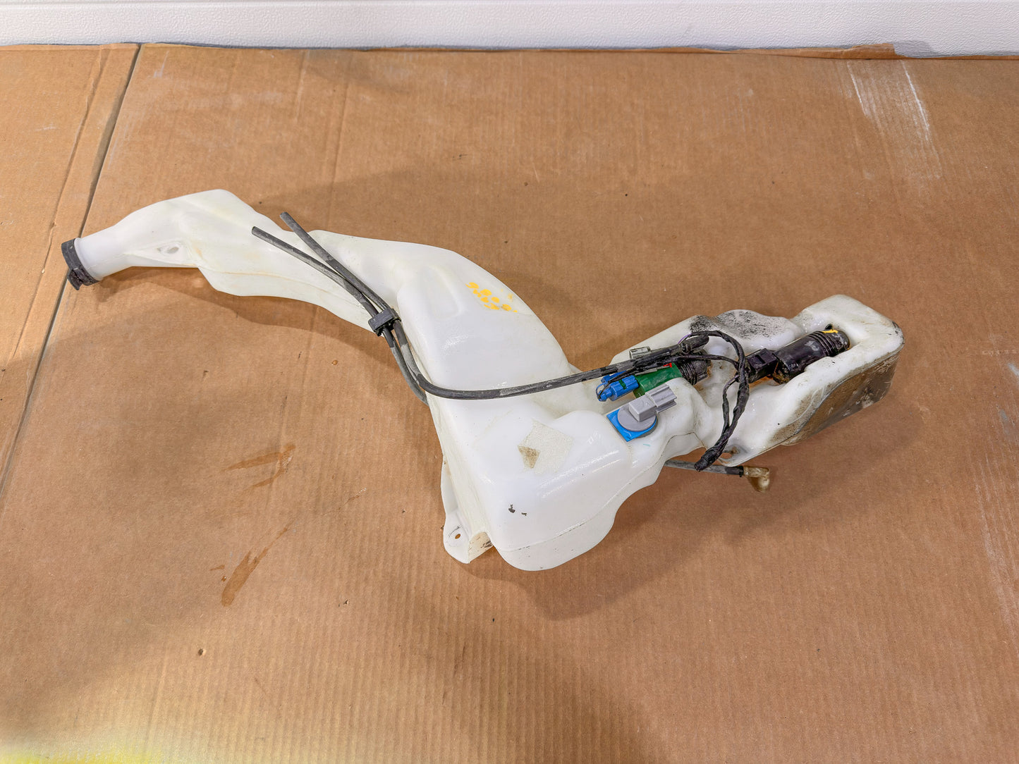 2018-2024 Chevrolet Equinox Washer Fluid Reservoir. Washer reservoir. Water Res. 84768722, 84141107, 84265495 - view 7