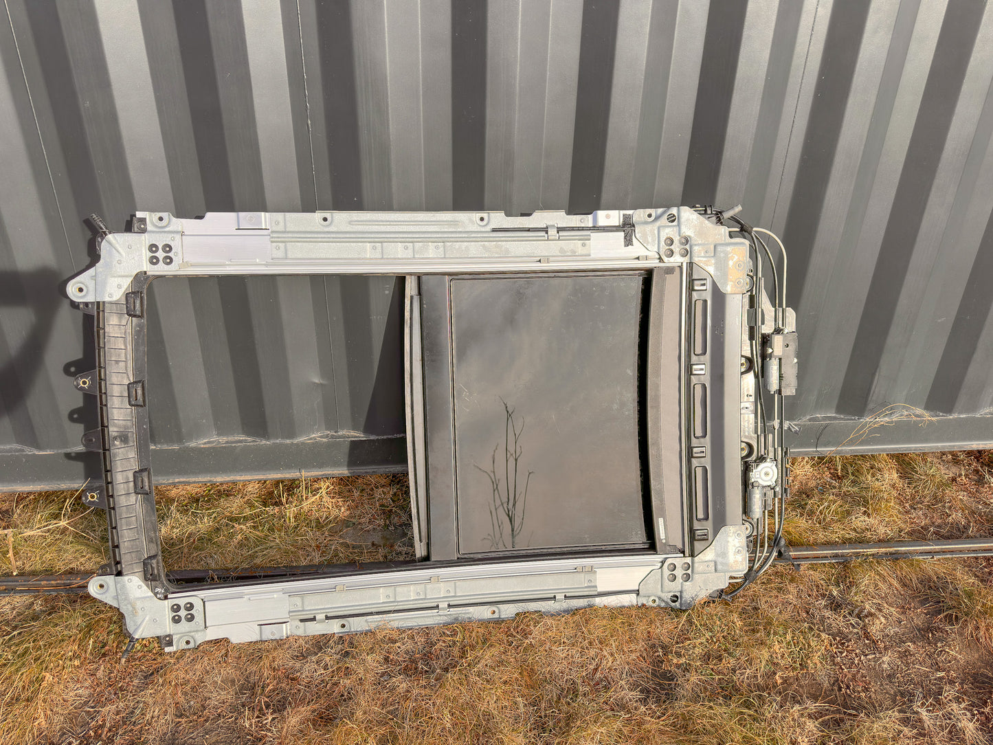 2018-2024 Chevrolet Equinox Sunroof Assembly 84637398, 84187585, 84234591, 84411984, 86539136, 84187584, 84374350, 87834957, 84606456,  84187590 - view 2