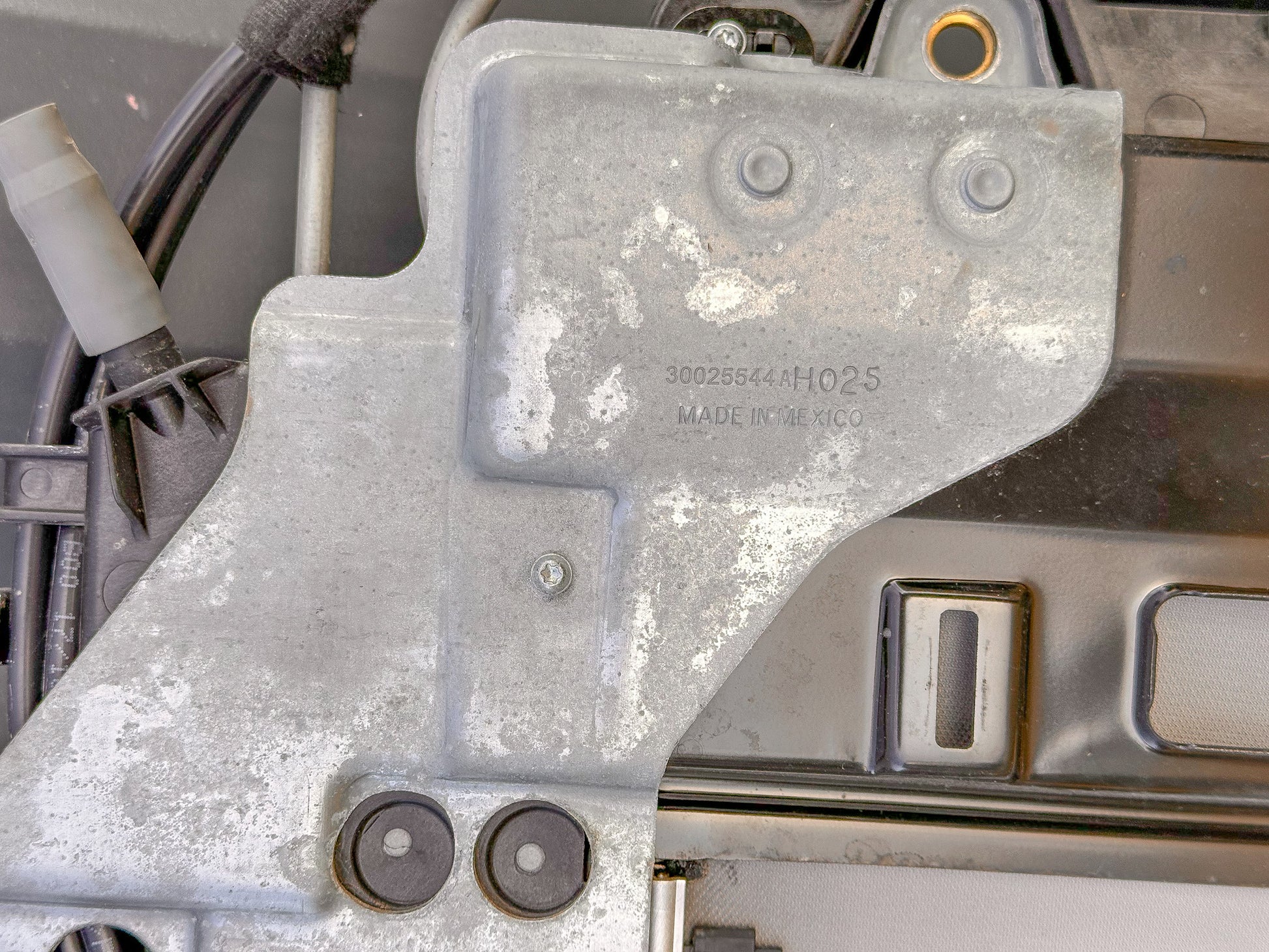 2018-2024 Chevrolet Equinox Sunroof Assembly 84637398, 84187585, 84234591, 84411984, 86539136, 84187584, 84374350, 87834957, 84606456,  84187590 - view 4